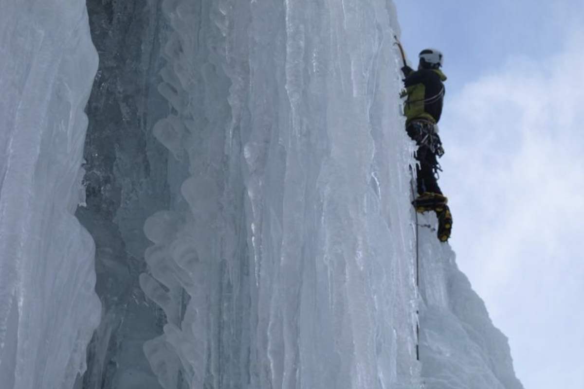 Nel cuore del Parco Nazionale dello Stelvio, la Val di Rabbi si trasforma in un vero tempio del ghiaccio durante l’inverno.